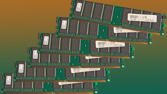DDR-3 kort med 1 gigabyte minne hver. Standardservere kan i dag leveres med minne på mange terabyte.