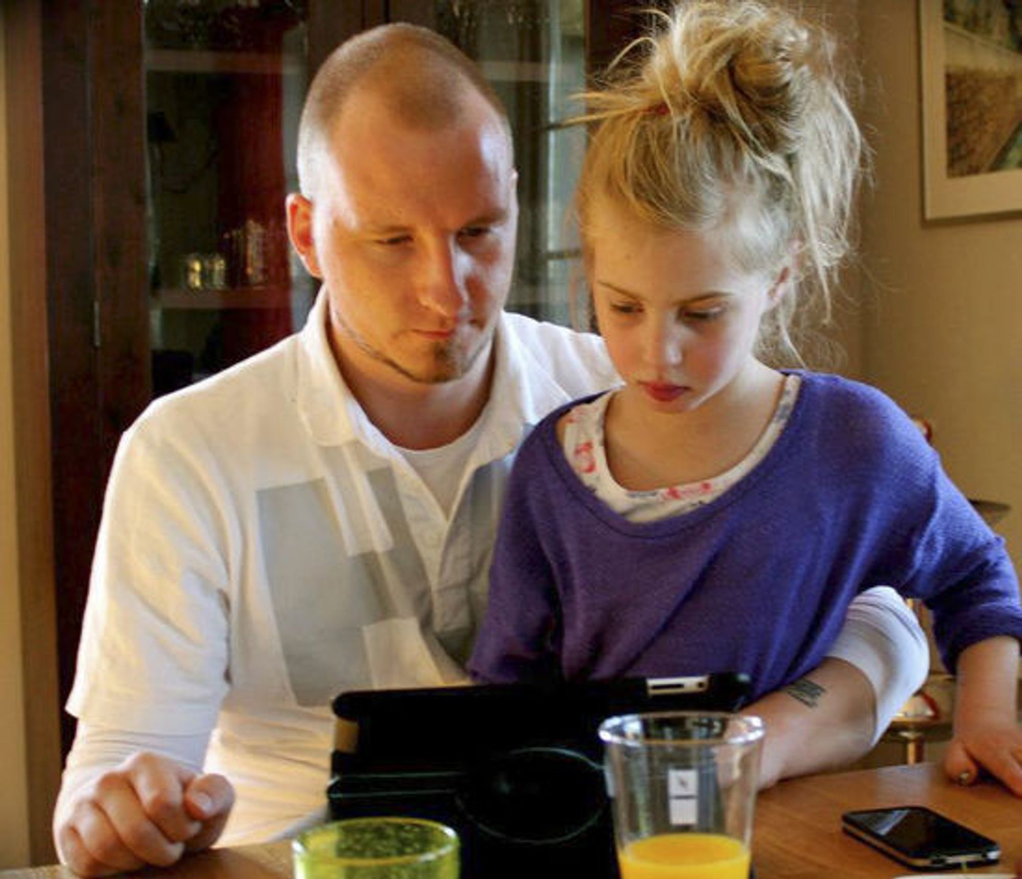 Angelina bruker nettbrett. Her sammen med stefaren, Marius Mathisen.