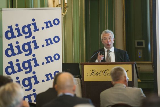 Statsråd Karl-Eirik Schjøtt-Pedersen åpnet det første "Toppmøtet" i regi av digi.no. Han utfordret IT-bransjen på regjeringens nye digitaliseringsstrategi. 