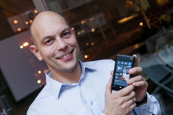 Teknologidirektør i Microsoft Norge, viser fram en splitter ny Lumia-mobil fra Nokia.