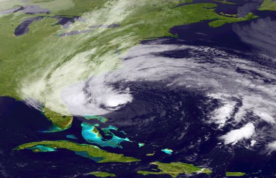 Satellittbilde av orkanen «Sandy», tatt lørdag 27. oktober. Orkanen beveger seg på utsiden av den amerikanske østkysten denne helgen og ventes å treffe land i et område mellom North Carolina og New England.