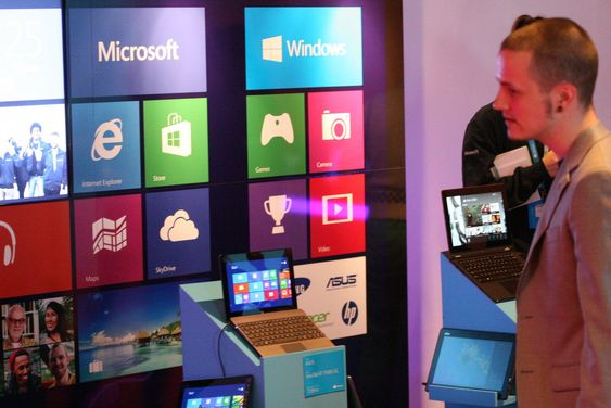 Det kommer et vell av nye maskiner med Windows 8 og Windows RT. Både tradisjonelle datamaskiner, bærbare, nettbrett og det som beskrives som hybrider, altså bærbare der skjermen kan løsnes og benyttes separat. Her fra showrommet på lanseringsfesten.