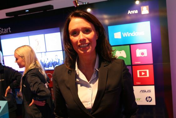 Adm.dir Hege Skryseth i Microsoft Norge sier hun er fan av hybrid-pcen, der skjermen kan løsnes og fungere som et frittstående brett.
