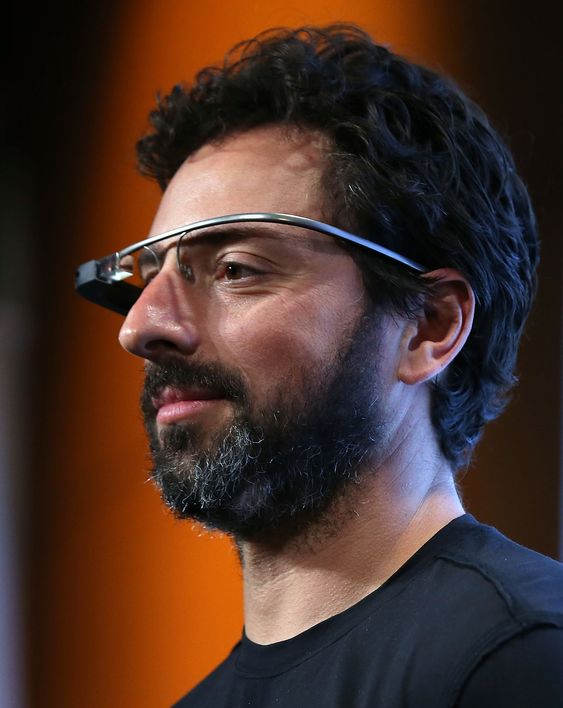 Sergey Brin, medgründer i Google, ble brukt som avsender av den falske e-posten som ble sendt til den andre medgründeren av Google, Larry Page. Her er Brin utstyrt med Googles Project Glass-brille under en pressekonferanse i september 2012.