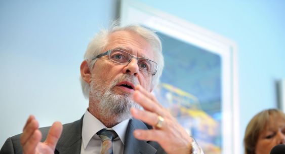Riksrevisor Jørgen Kosmo (bildet) kritiserer næringsminister Trond Giske for manglende styring og kontroll med Altinn.
