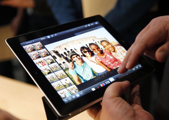 Et medlem av pressen tar en titt på den nye iPaden under Apples arrangement i går.