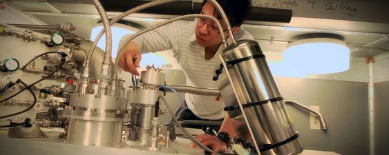 Qubit-eksperimentene krever temperaturer ned mot noen milligrader over det absolutte nullpunktet. Her justeres kjøleanlegget av forsker Jerry Chow i IBMs gruppe Experimental Quantum Computing.