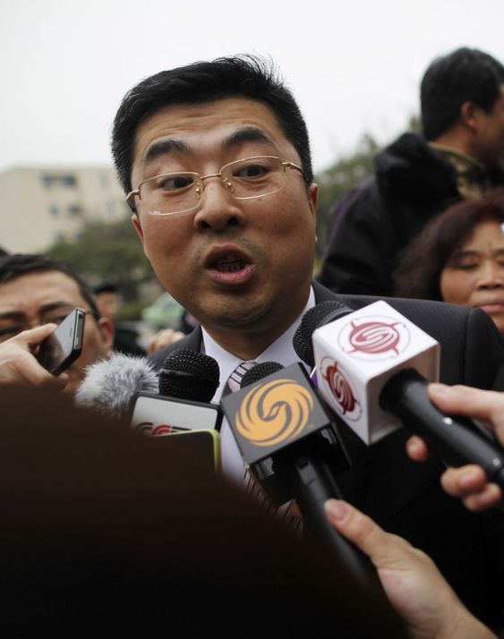 Ma Dongxiao, en advokat som representerer Proview, forsøker etter beste evne å svare pressen utenfor domstolen i Shanghai, der de denne uken forsøkte å stanse alt salg av iPad.