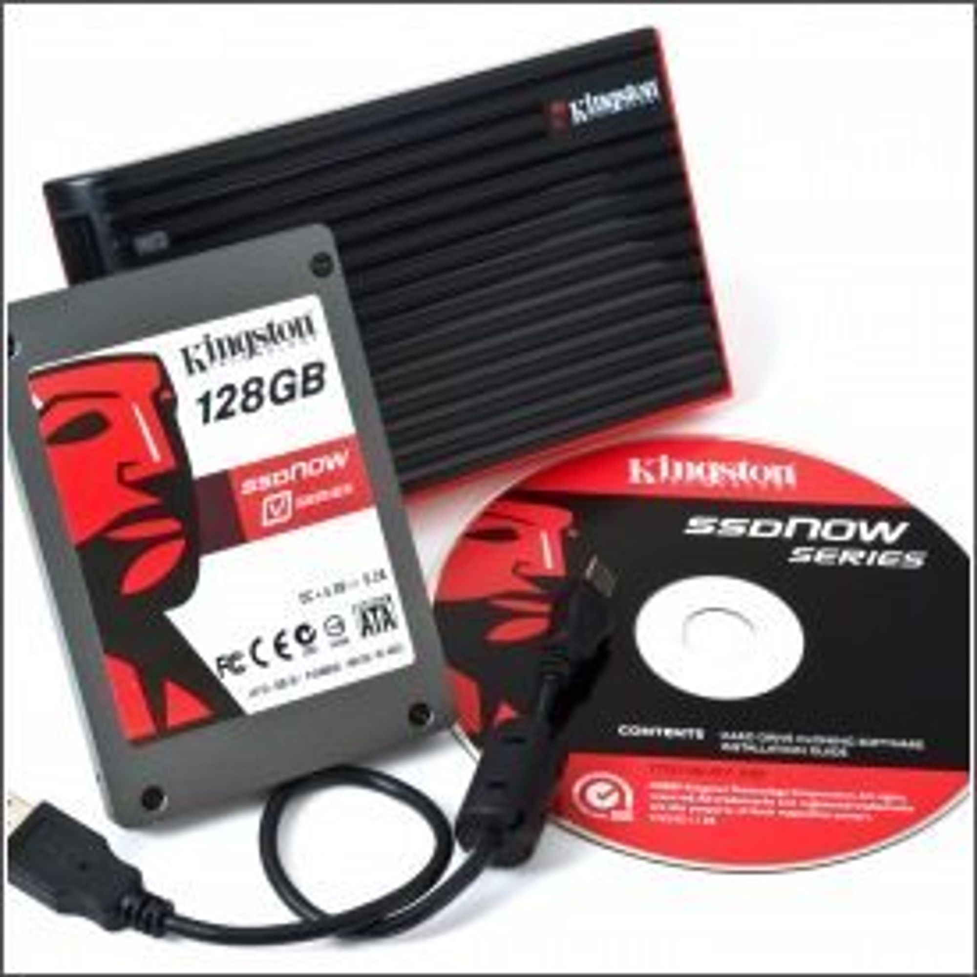 Hovedkomponentene i Kingstons SSD-pakke fra 2009: Programvare, flashdisk i 2,5 tommers format, kasse og ledning for at harddisken kan gjøres til eksternt lager.