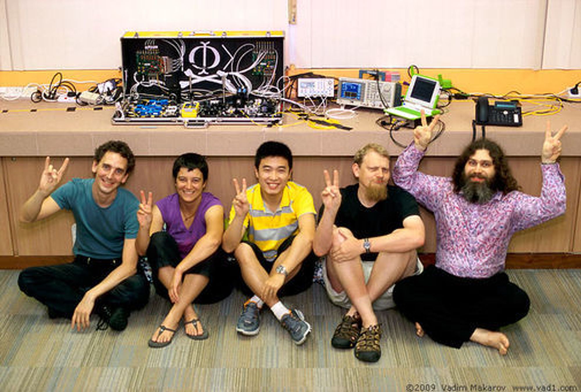 Forskerteamet som gjennomførte avlytting av en kvartekryptert forbindelse. Fra venstre Ilja Gerhardt, Antía Lamas-Linares, Qin Liu, Christian Kurtsiefer og Vadim Makarov. Utstyret som ble brukt vises i bakgrunnen.