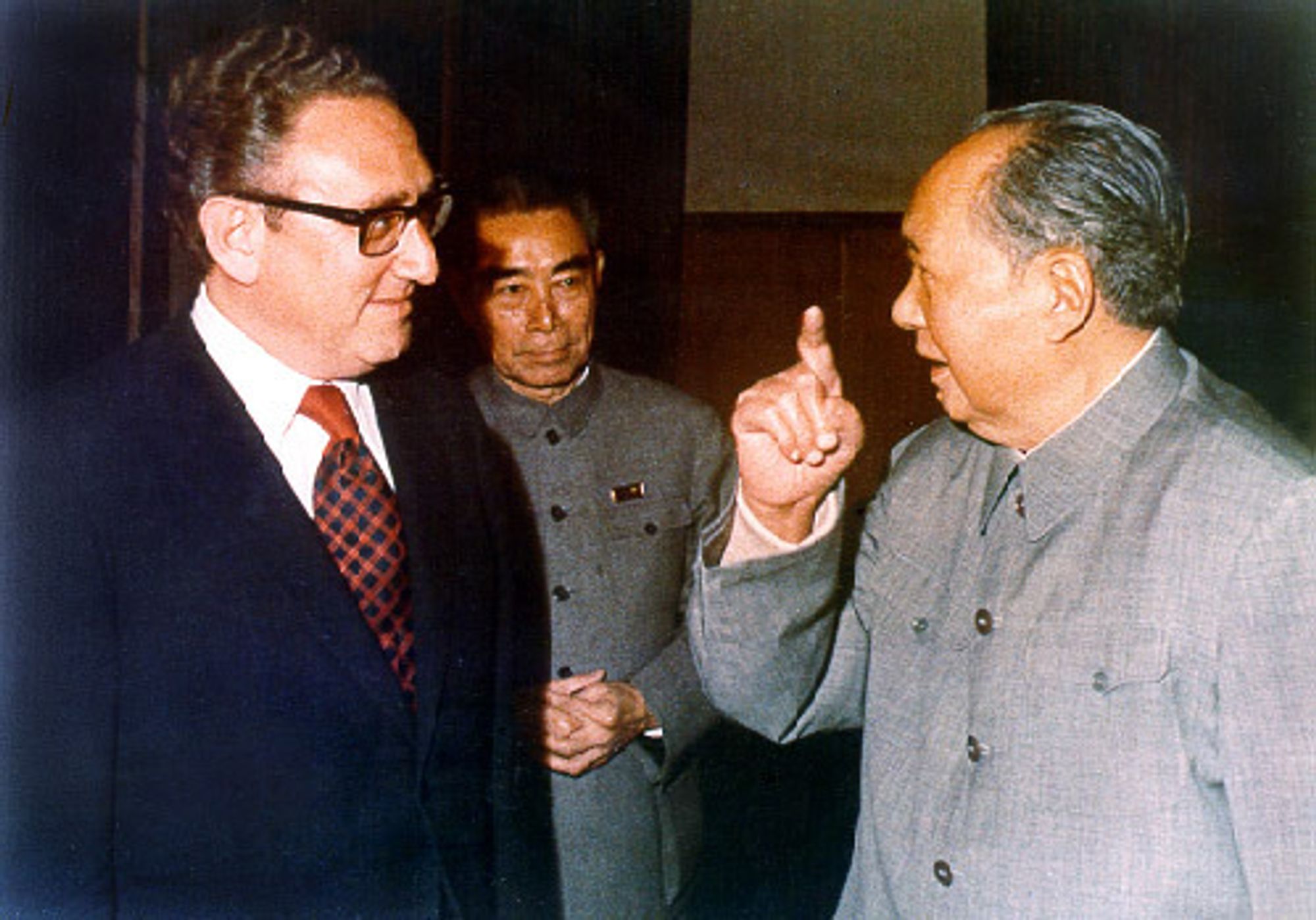 USAs utenriksminister Henry Kissingers to besøk til Kina i 1971 la grunnlaget for diplomatiske forbindelser mellom de to landene. Her sammen med daværende statsminister Zhou Enlai og partileder Mao Zedong.