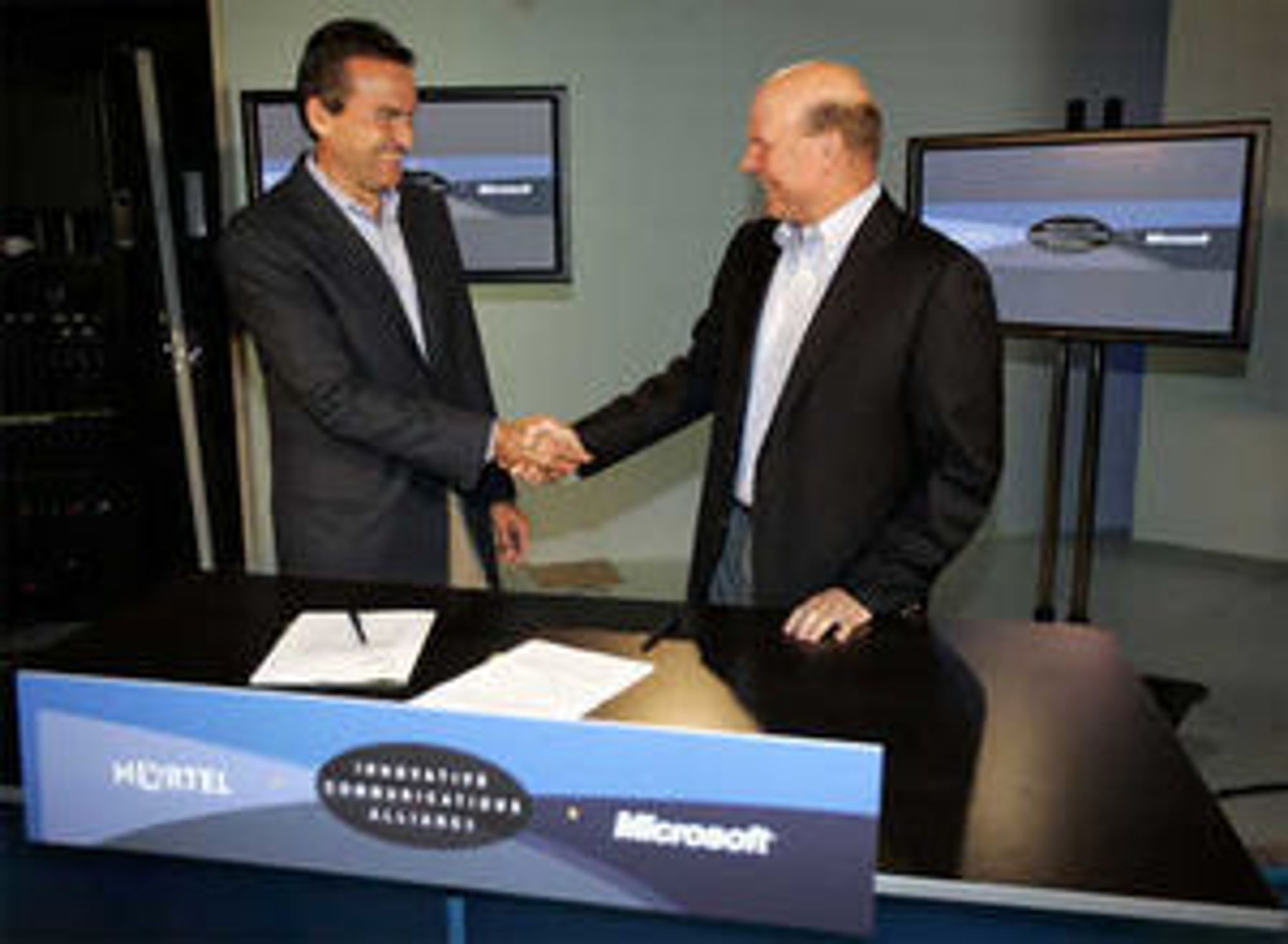 Daværende president i Nortel, Mike Zafirovski, og Microsoft-sjef Steve Ballmer kunngjorde et strategisk samarbeid i 2006.