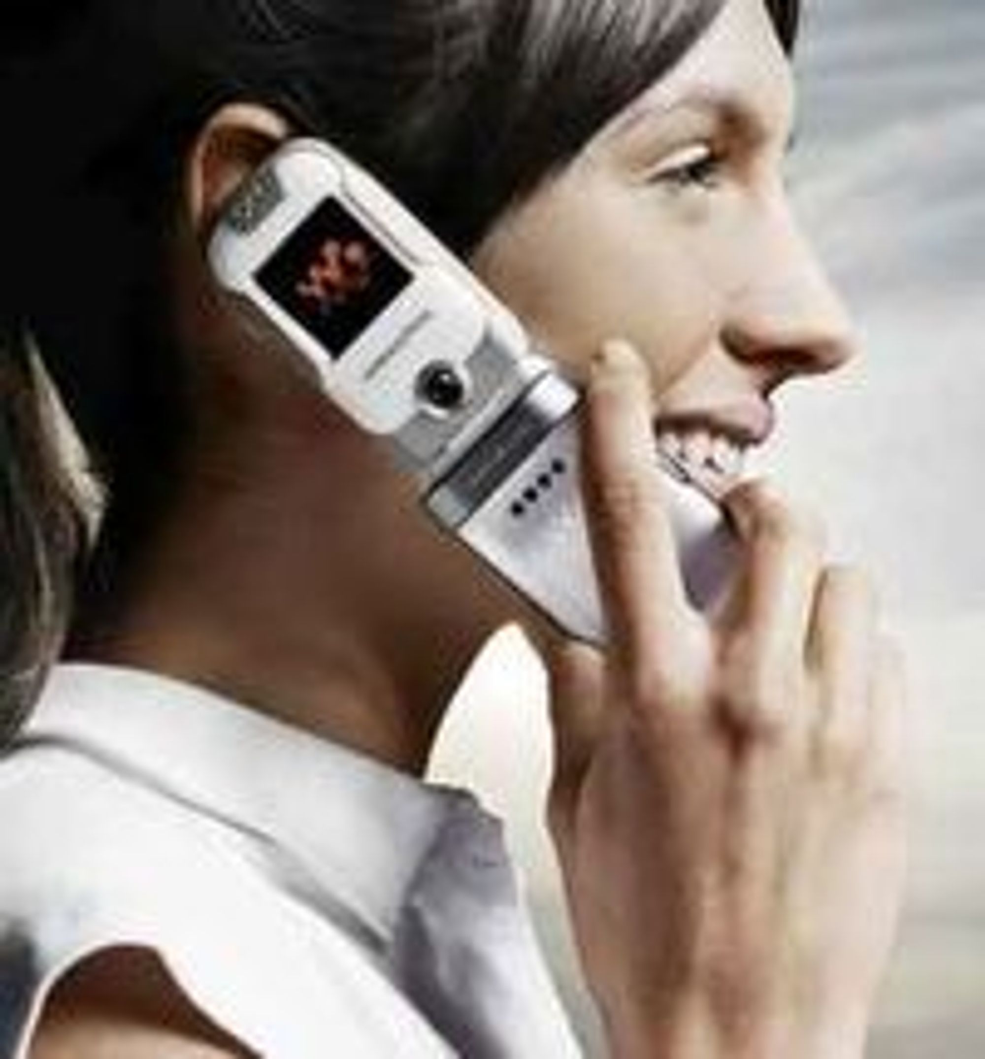 Nå er det offisielt: WHO erkjenner at det kan være forbundet med økt risiko for en spesiell type hjernesvulst dersom man utsetter hodet for nærkontakt med mobiltelefon under samtale.