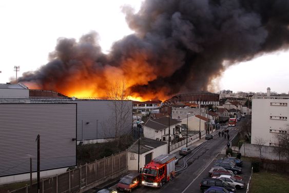 Fra en industribrann i utkanten av Paris 16. februar. I Frankrike er tilliten til at IT-systemer kan gjenoppta normal drift innen rimelig tid etter en slik katastrofe svært lav.