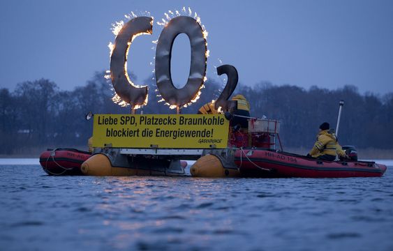 Tyske Greenpeace aktivister «brenner CO2>» i protest mot energipolitikken til det sosialdemokratiske partiet SPD i delstaten Brandenburg, i en elvedemonstrasjon 29. januar i år.