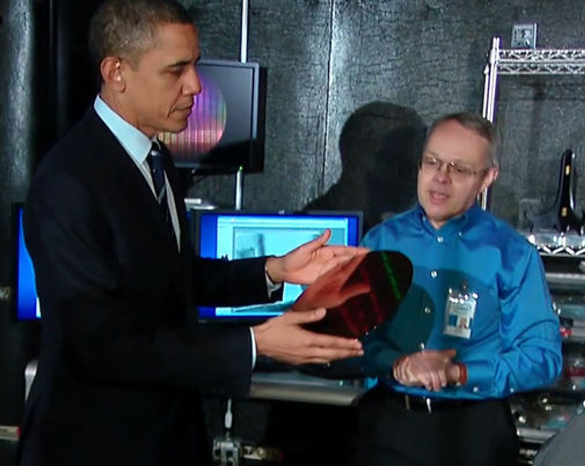 President Barack Obama studerer en silisiumwafer hos Intel.