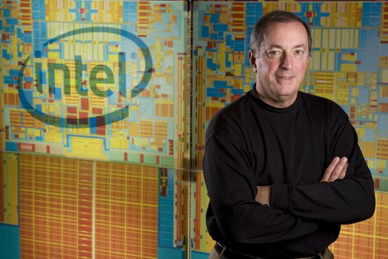 Intel-sjef Paul Otellini, her foran et bilde av selskapet Penryn-baserte brikker.