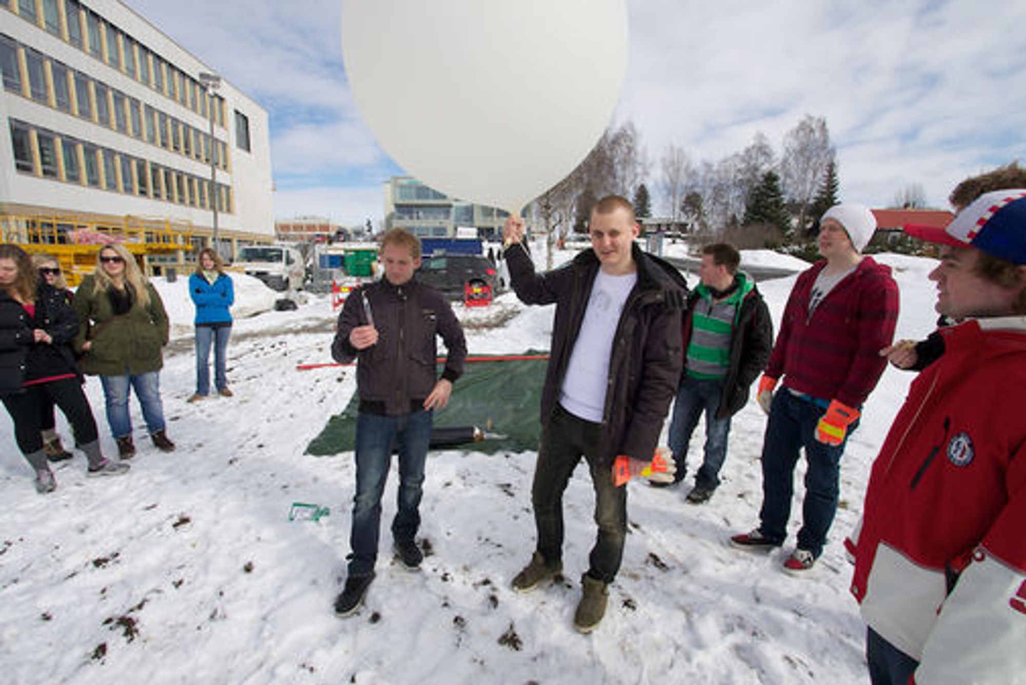 Studentene ved Moscus2011-prosjektet ved Høgskolen i Gjøvik i gang med å teste ballongen som skal brukes.
