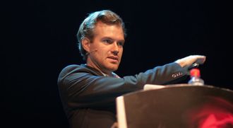Karsten Nohl har tidligere avslørt sikkerhetshull i mobilnett. Her avbildet under et foredrag han holdt i Oslo for et par år siden.