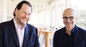 Salesforce-sjefen Marc Benioff og Microsofts toppsjef Satya Nadella virker fornøyd med sitt nye samarbeid.