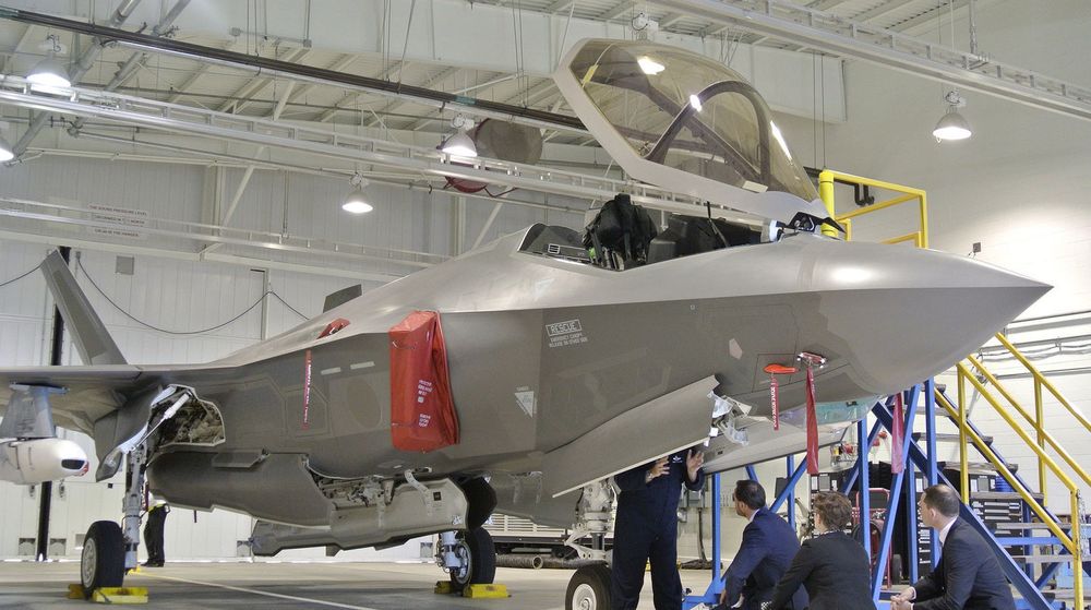 Forsvaret skal få ny sikker IKT-plattform. Det skal gi mer effektiv informasjonsdeling og samhandling på tvers av alle millitære brukere, samt nye våpensystemer som kampflyet F-35. Bildet viser kronprins Håkon og representanter fra forsvarsdepartementet på en omvisning hos flyprodusenten Lockheed Martin.