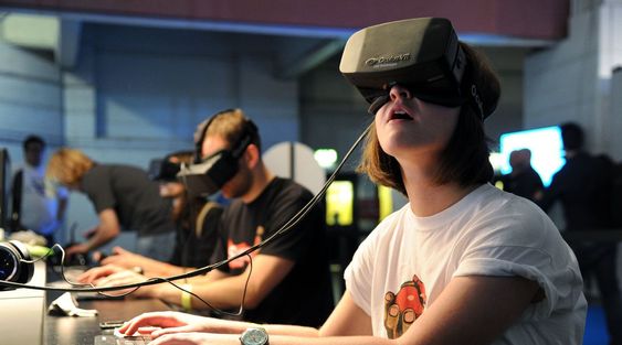 I SIN EGEN VERDEN: Oculus VR har klart å skape mye blest rundt sitt ennå ikke lanserte virtual reality-headsett Oculus Rift, ikke minst blant spillere. Enn så lenge foreligger produktet bare i en versjon myntet på utviklere. Nå er oppstartbedriften solgt til Facebook.