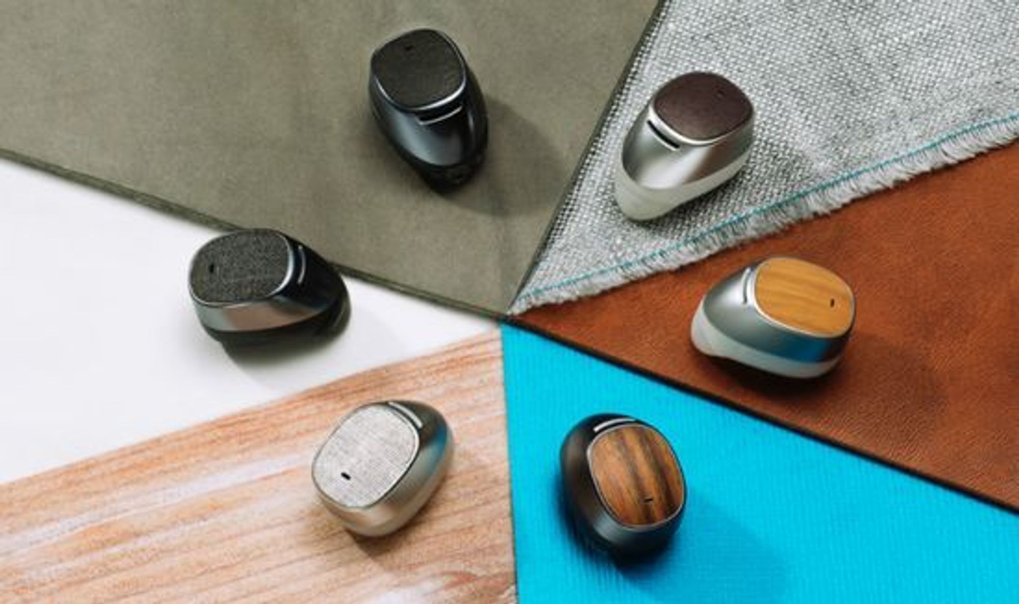 Moto Hint er svært liten og kan fjernstyre mobilen.