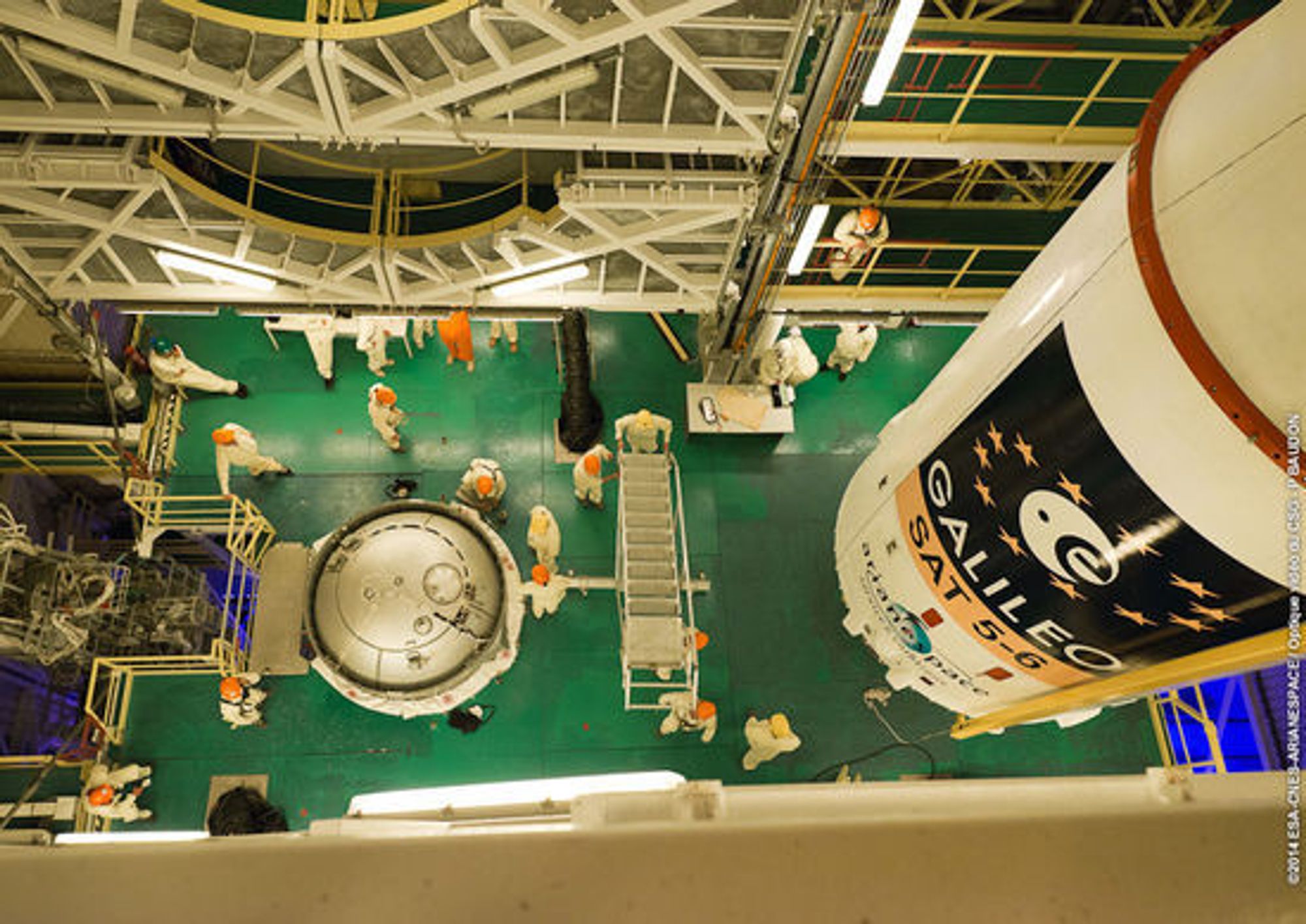 Fra monteringen av Soyuz ST-raketten som tok med seg Galileo SAT 5 og 6 til verdensrommet i forrige uke. 