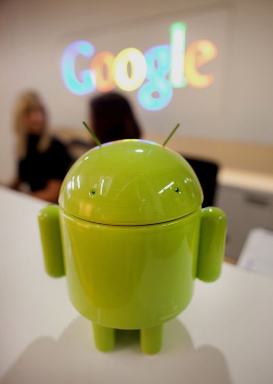 Samsung har betalt Microsoft for retten til å bruke Googles operativsystem Android, her representert ved den grønne maskotten.