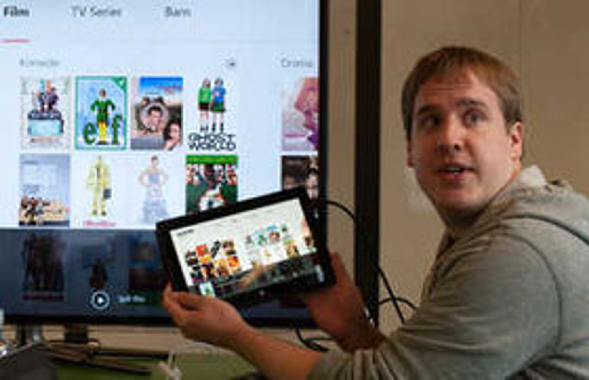iPad er første native klient. Her viser seniorutvikler Kevin Simons fram Surface RT-versjonen, som sammen med en rekke andre plattformer skal være klar i sommer.