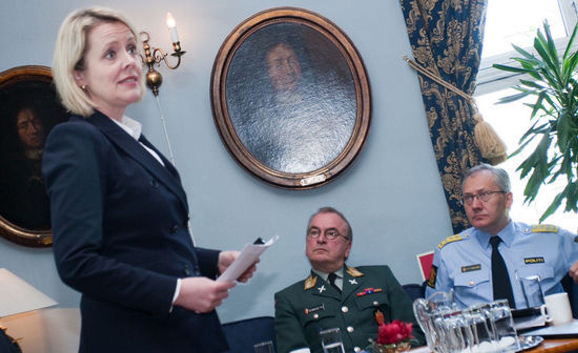 PST-sjef Benedicte Bjørndal, forklarte hvorfor de finner det nødvendig å støtte forskningssenteret. Det gjorde også kybergeneral Roar Sundseth og politidirektør Odd Reidar Humlegård som sitter i bakgrunnen.