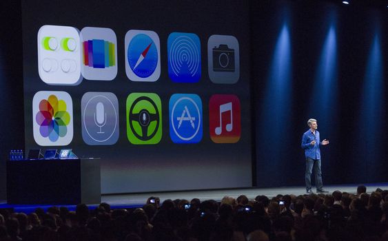 NY DESIGN: iOS 7 ble introdusert av programvaredirektør Craig Federighi (bildet) under åpningsforedraget på Apples årlige utviklerkonferanse mandag kveld norsk tid i San Francisco. Dette er den største overhalingen av iOS noensinne, ifølge Apple.