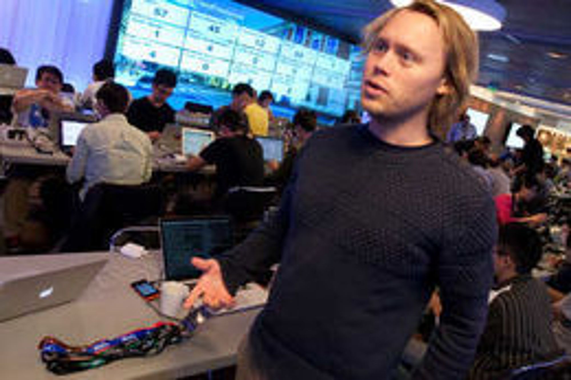 Weben er utviklingsplattformen, forklarer Telenor-utvikler Olav Nymoen. Han er en av få utviklere i Telenor som bidrar med kode til Firefox OS.