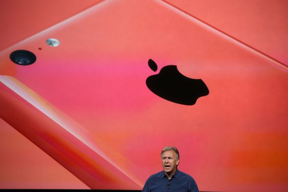 Markedssjef Phil Schiller kunne vise frem den nye "billig"-telefonen til Apple. Den blir levert i fem forskjellige farger.  