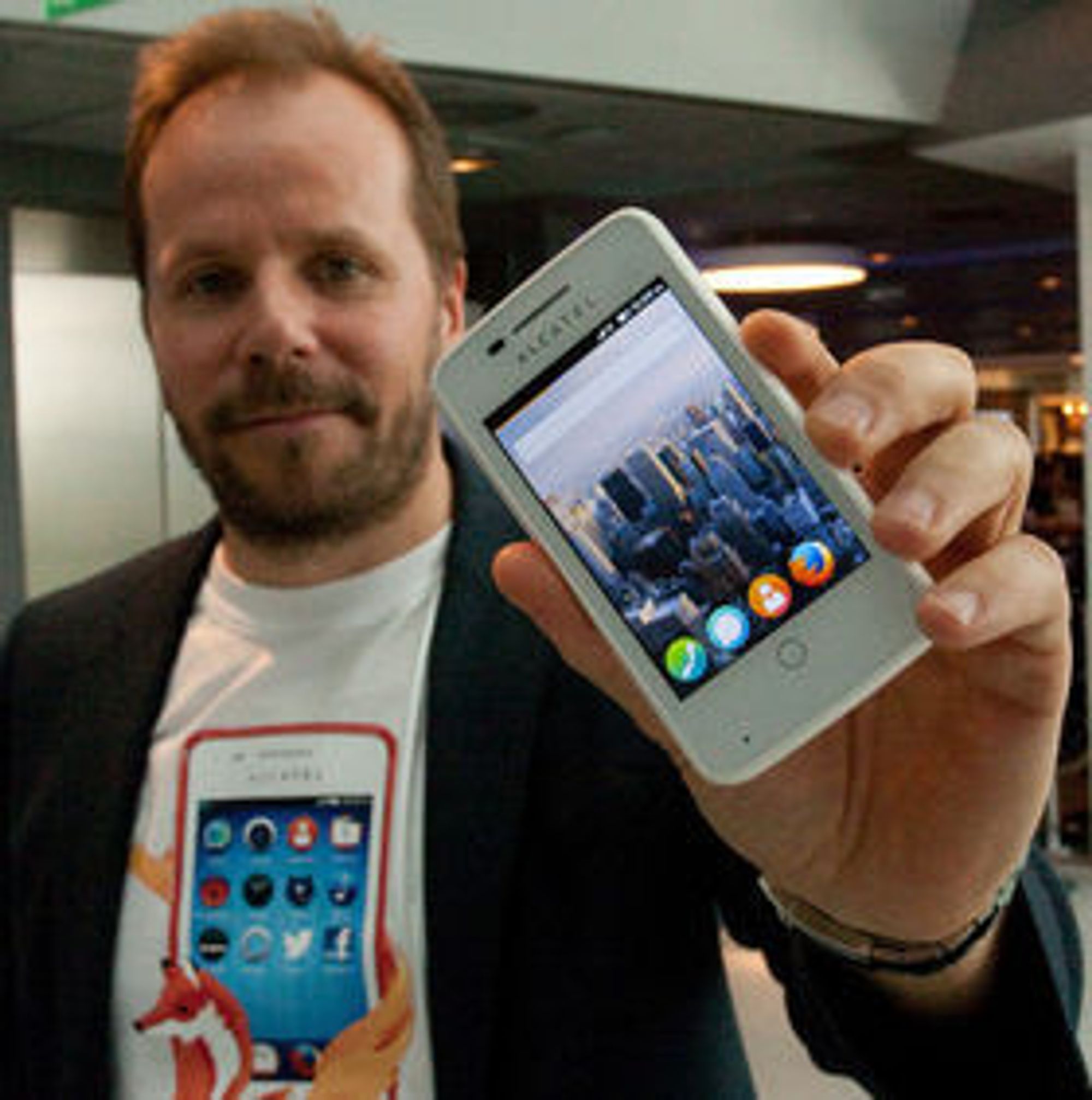 Prosjektleder for Firefox-løpet i Telenor, Frode Vestnes, viser her frem mobilen som de nå har lansert. Senere kommer det flere modeller.