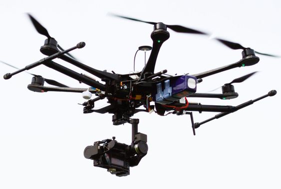 Det finnes utallige droner brukt både militært, av politi og sivile verden over. Denne krabaten benyttes av tv-kanalen Sky Sports.