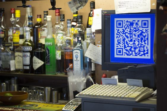 9. oktober i år installerte en pub i London, Pembury Tavern, et kasseapparat som lar kundene betale med bitcoin. QR-koden på kasseapparatets skjerm leses av en app på kundens mobiltelefon. Deretter overføres beløpet i bitcoin fra kunde til pub.