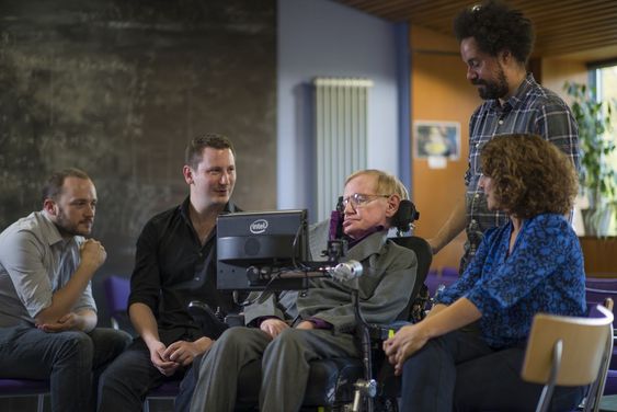 Stephen Hawking sammen med teamet som har utviklet det ny kommunikasjonssystemet han bruker. Fra venstre Steven Spencer og Joe Osbourne fra SwiftKey, Hawking, hans personlige assistent Jonathan Wood og Lama Nachman fra Intel.