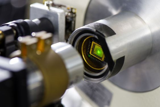 Laboratorieoppsett for måling av samhandlingen mellom grafén og nanodiamanter med implanterte nitrogen-vacancy-sentre.