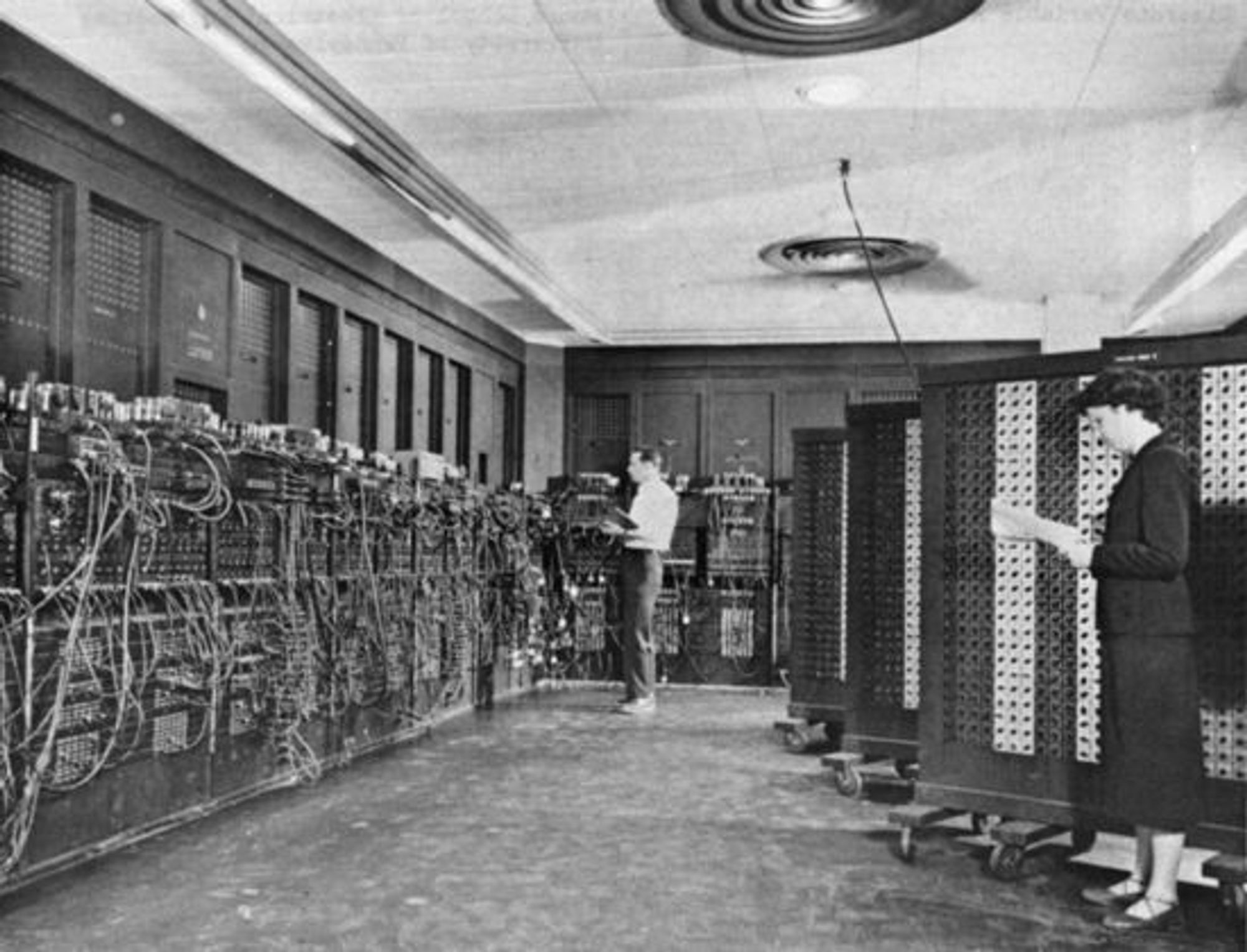 ENIAC mens maskinen var installert ved Ballistic Research Laboratory ved Aberdeen Proving Ground, Maryland i USA. Maskinen ble brukt til blant annet å designe den første hydrogenbomben. 