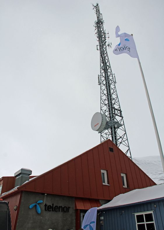 Telenor Svalbards basestasjon ved hovedkontoret på Skjæringa i Longyearbyen.