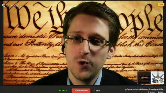 MYSTISK: Edward Snowden lot seg videointervjue fra hemmelig tilhold i Russland under South by Southwest-konferansen i Texas i mars. Bak seg hadde han sørget for å ha USAs grunnlov «We the people...» avbildet.