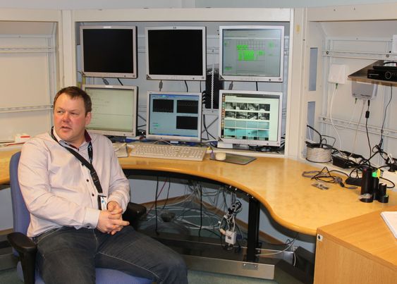Arne Kuraas i kontrollsenteret til Telenor Svalbard på Skjæringa i Longyearbyen. Her har de ansatte blant annet tilgang til webkameraer både inne i og utenfor basestasjonene.