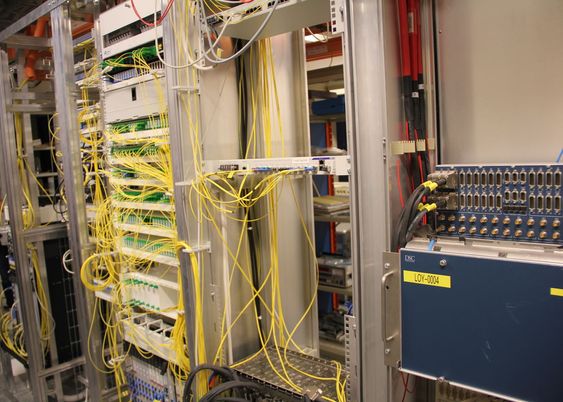 Disse rackene viser fiberkabler (gule) til alle privat- og bedriftskundene til Telenor Svalbard.