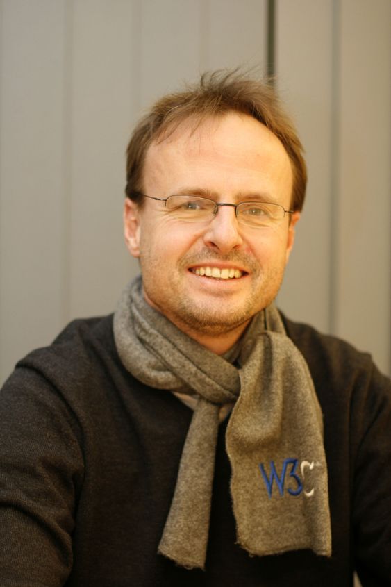 Håkon Wium Lie dro til Cern i Sveits og ble nordmannen som har betydd mest for web. Senere fortsatt han å jobbe med W3C i Frankrike sammen med Tim Berners-Lee.