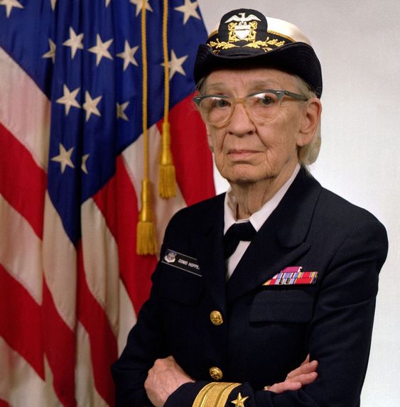 Grace M. Hopper avbildet i 1984, mens hun var kommandør i den amerikanske marinen.