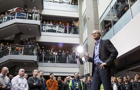 Kan Satya Nadella inspirere Microsofts nær 130000 ansatte? Her gjør han et forsøk på selskapets Seattle-kontor.(Foto:(c) Microsoft/Handout/Corbis/All Over Press)