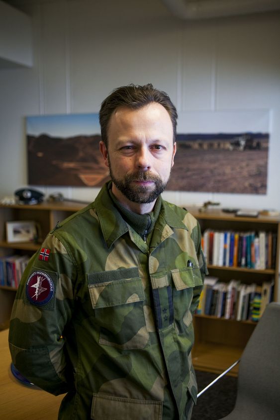 Oberstløytnant Roger Johnsen er sjef for Forsvarets Ingeniørhøgskole og har siden årtusenskiftet arbeidet med bekjempelse av dataangrep og kyberoperasjoner.