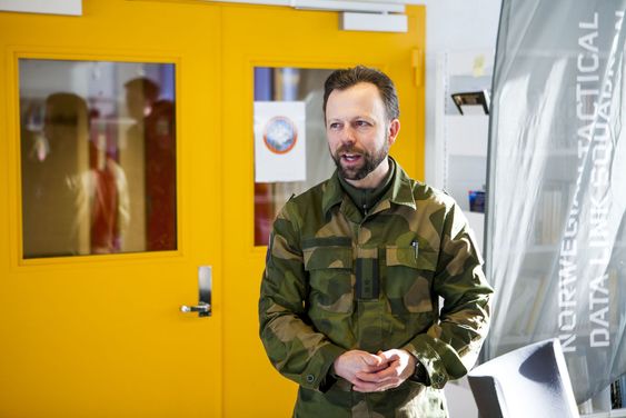 Rektor og oberstløytnant Roger Johnsen har selv tjenestegjort blant annet i Afghanistan, der Forsvaret opplevde å få sine graderte datamaskiner hacket.