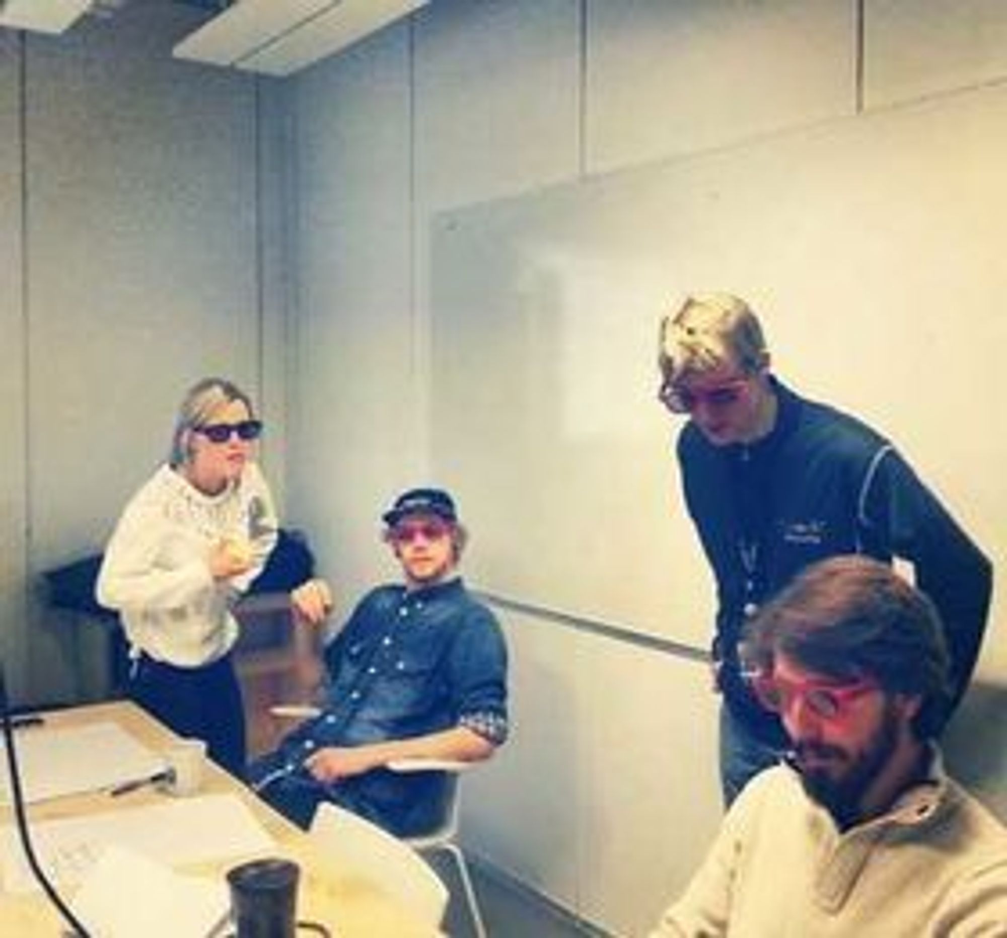 Vilde Fjeldstad (til venstre), Asbjørn Voie, og teamleder Geir Engdal og Sigmund Hansen sjekker løsningen med 3D-briller.
